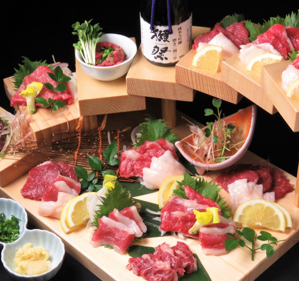 全て国産品。熊本産馬刺しの階段盛り