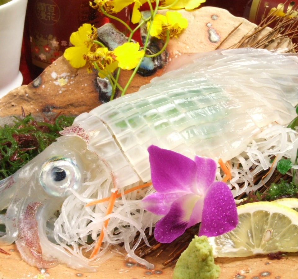 ご提供の直前に調理した活イカはお皿の上でも動きます。透明感と甘みを堪能ください。