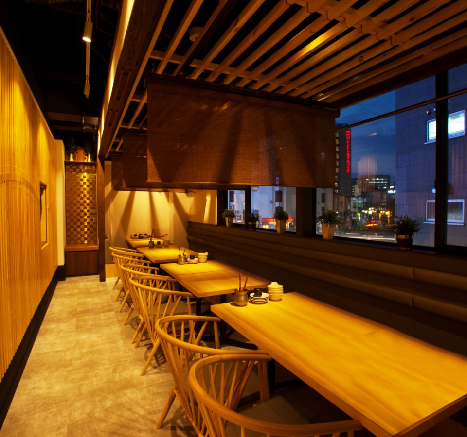 いっとく家 キャナルシティ博多前店 店内 夜景の見えるテーブル席
