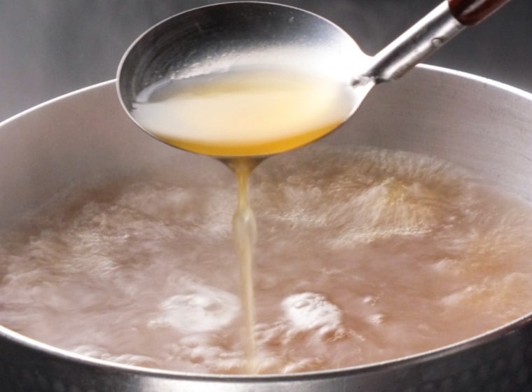 味の決め手は当店オリジナルの黄金出汁です。毎日職人が手作業で仕上げます。