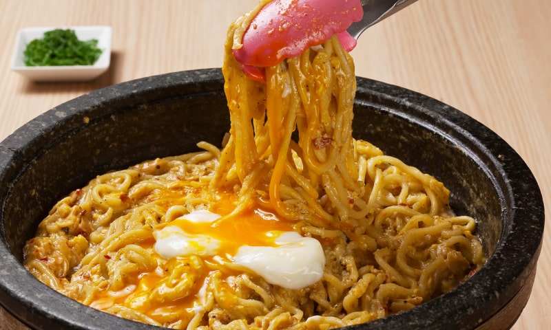 もつ鍋 塩しょうゆ味だけの〆、人気のペペ玉チャンポンです。