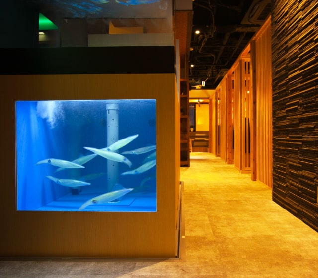 店内に大型の生簀(水槽)を用意。