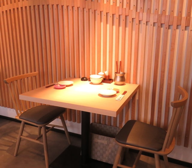 カップルにピッタリ お二人様テーブル席 ×3